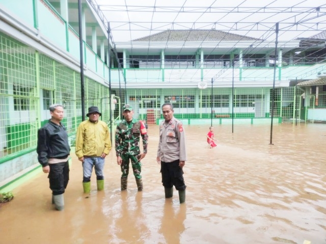 Polisi dan TNI Sebut Ada 6 Ruang Kelas yang Terdampak Banjir di Cikajang