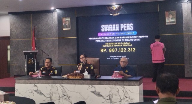 Kejari Garut Menerima Penyerahan Tersangka Dan Barang Bukti Tindak Pidana Bea Cukai