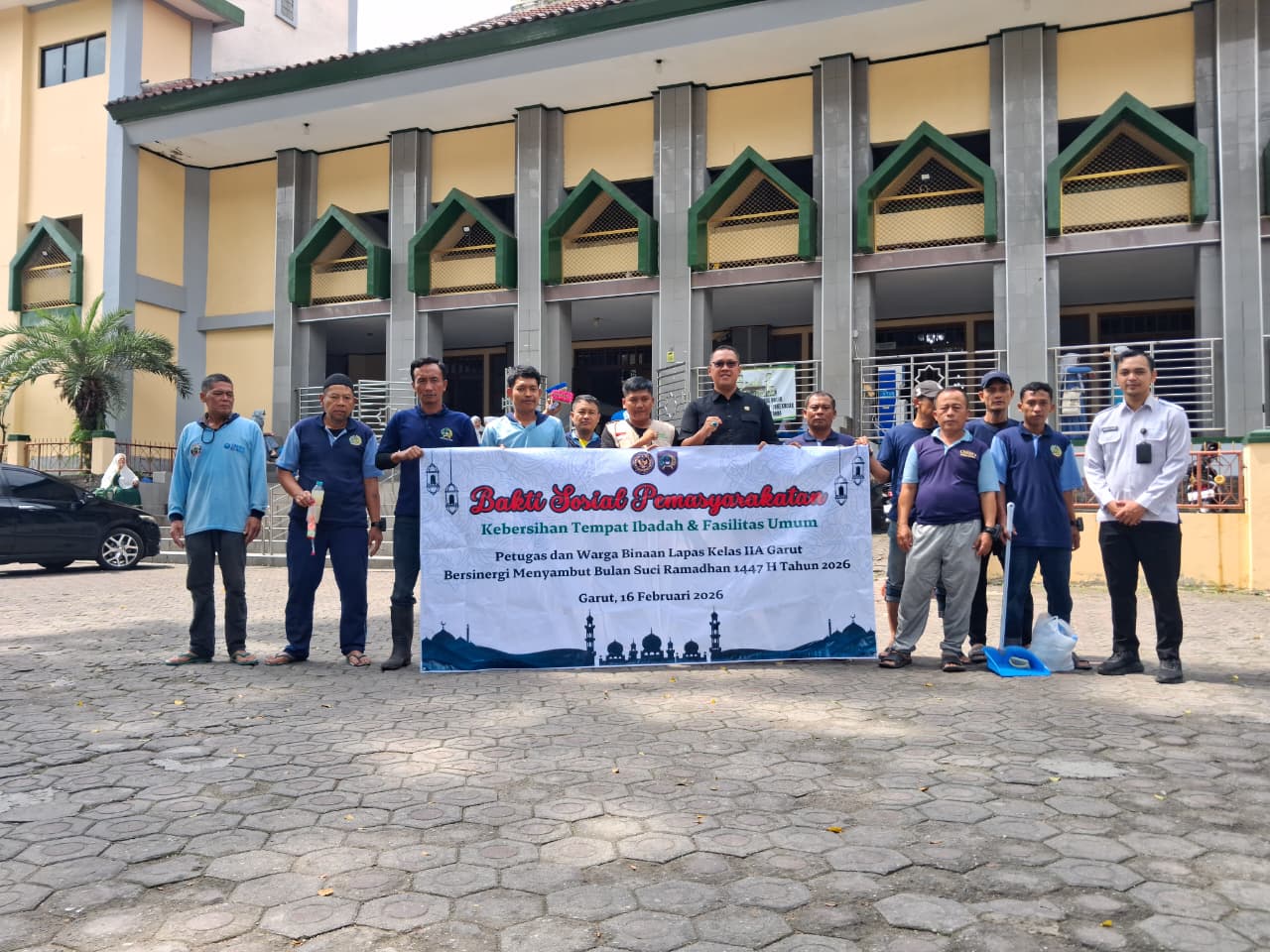 Jelang Ramadhan, Petugas dan Warga Binaan Lapas Garut bersihkan Masjid dan Fasum