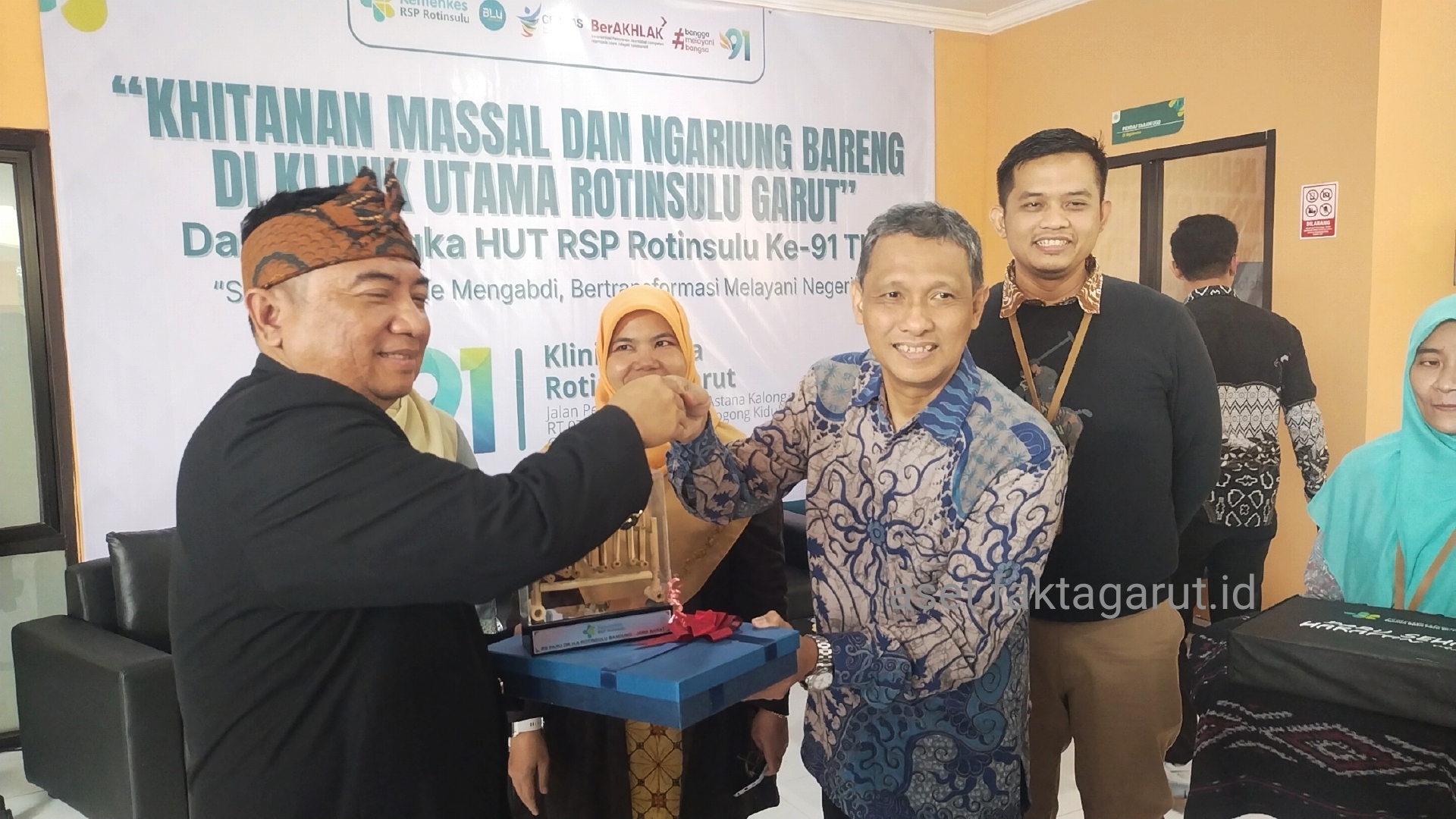 91 Tahun Pengabdian RS Rotinsulu, Perkuat Layanan Paru dan Dukung Penuh Pemberantasan TBC di Garut Keterangan Foto: Direktur Sumber Daya Manusia, Pendidikan, dan Penelitian RS Paru Rotinsulu, Dr. dr. Andi Basuki Prima Birawa, Sp.S(K)., M.A.R.S., menyerahkan cinderamata kepada Bupati Garut Abdusy Syakur Amin dalam rangkaian peringatan HUT ke-91 RS Paru Rotinsulu di Garut. (Foto: Indra R)