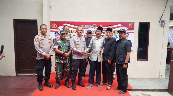 Polres Garut Bedah Dua Rumah Warga Kurang Mampu dalam Sehari, Bukti Kepedulian Nyata Polri