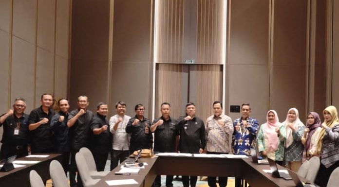 Penetapan THR Direksi PDAM Harus Ikuti Regulasi Caption: Bupati Garut Abdusy Syakur Amin foto bersama usai Rapat Kuasa Pemilik Modal (RKPM) Perumda Air Minum Tirta Intan Kabupaten Garut di Ballroom Hotel Mercure Garut, Kecamatan Garut Kota, Kamis (12/3/2026)