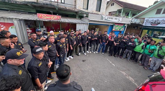 Baja Fight Club Garut Berbagi Ratusan Takjil di Sumbersari
