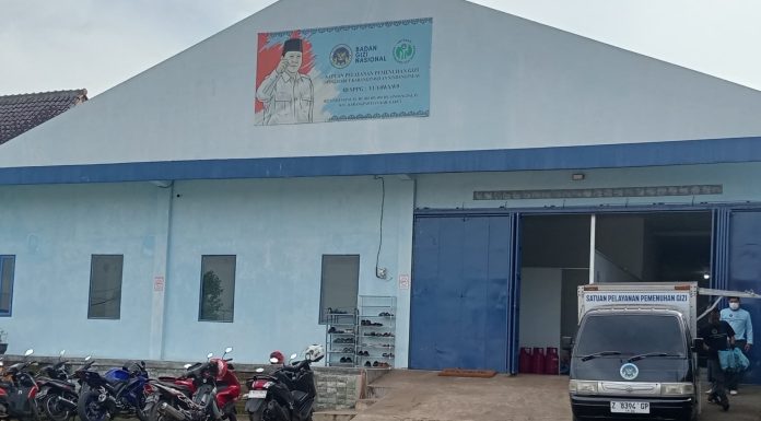 Dugaan Makanan Tak Layak Konsumsi di Program MBG SDN Sindangpalay 2 Picu Kekhawatiran Wali Murid Keterangan Foto: Tampak luar dapur penyedia program Makanan Bergizi Gratis (MBG) yang memasok makanan untuk siswa SDN Sindangpalay 2. Lokasi ini menjadi perhatian setelah muncul laporan dugaan telur busuk dan roti basi yang dibagikan kepada siswa.