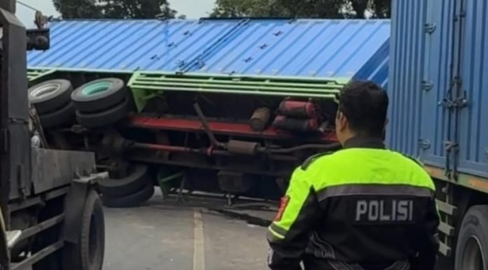Truk Muatan Mi Instan Terguling di Tanjakan Andir Malangbong, Jalur Bandung Tasik Sempat Lumpuh