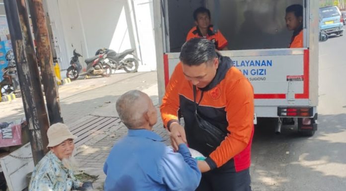 Pertengahan Ramadhan, Yayasan Berlian Mutiara Sugiono dan PT Berlian 444 Grup Berbagi Beras untuk Warga Garut