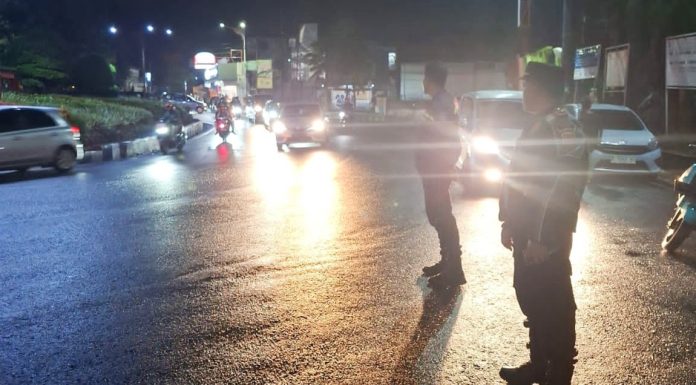 Petugas Siaga di Simpang Lima Tarogong, Arus Lalu Lintas Terjaga Lancar