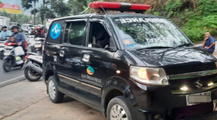 Aksi Nekat Sopir Ambulans di Garut, Lawan Arus Hingga Nyaris Hantam Petugas