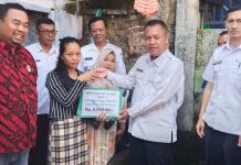 Perumda Tirta Intan Garut Tunjukkan Kepedulian, Salurkan Bantuan Rutilahu dan Sembako untuk Warga Jayawaras