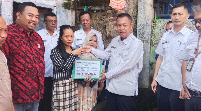 Perumda Tirta Intan Garut Tunjukkan Kepedulian, Salurkan Bantuan Rutilahu dan Sembako untuk Warga Jayawaras
