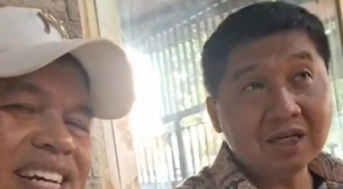 Dedi Mulyadi Bocorkan Skema Baru Rutilahu Bareng Kementerian PKP, Tanpa Jalur Orang Dalam Keterangan Foto: Gubernur Jawa Barat Dedi Mulyadi (kanan) saat berbincang terkait program Rutilahu bersama pihak Kementerian PKP. Foto diambil dari screenshot video TikTok @dedimulyadiofficial.