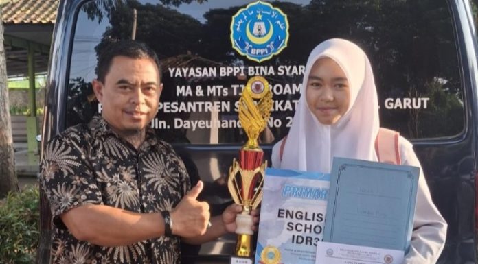 Siswi MTs Tjokroaminoto Garut Raih Juara 1 Lomba Baca Puisi PASGAR Competition 2.0