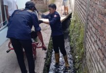 Karang Taruna dan Warga RW 22 Kota Wetan Gotong Royong Bersihkan Lingkungan