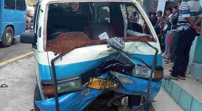 Angkot Jurusan Cilawu–Terminal Guntur Oleng, Tabrak Pemotor dan Pelajar, Tiga Korban Luka-Luka