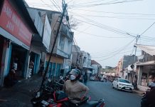 Tiang Miring dan Kabel Semrawut Mengancam Warga