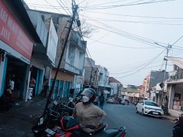 Tiang Miring dan Kabel Semrawut Mengancam Warga
