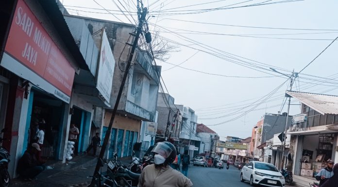 Tiang Miring dan Kabel Semrawut Mengancam Warga