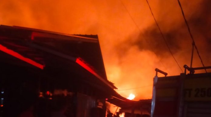 Kebakaran Hebat Ludeskan Puluhan Kios di Pasar Andir Garut, 26 Pedagang Terdampak