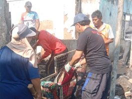 Pascakebakaran Dayeuhandap Garut, Warga Bergotong Royong Bersihkan Sisa Bangunan