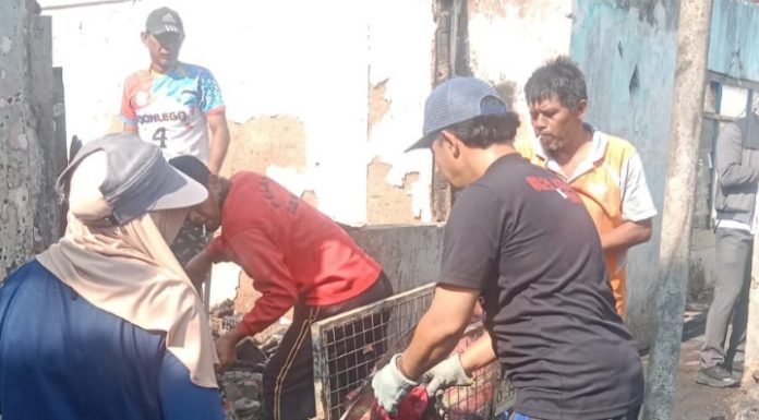 Pascakebakaran Dayeuhandap Garut, Warga Bergotong Royong Bersihkan Sisa Bangunan